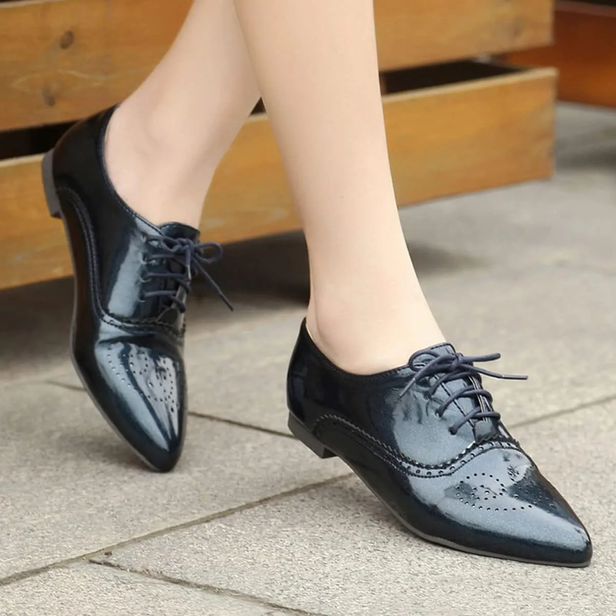SHEMEE Women's Patent Leather Pointed Toe Flat Oxfords Pumps Vintage Wingtip Low Heels Lace Up Retro Brogues Dress Shoes