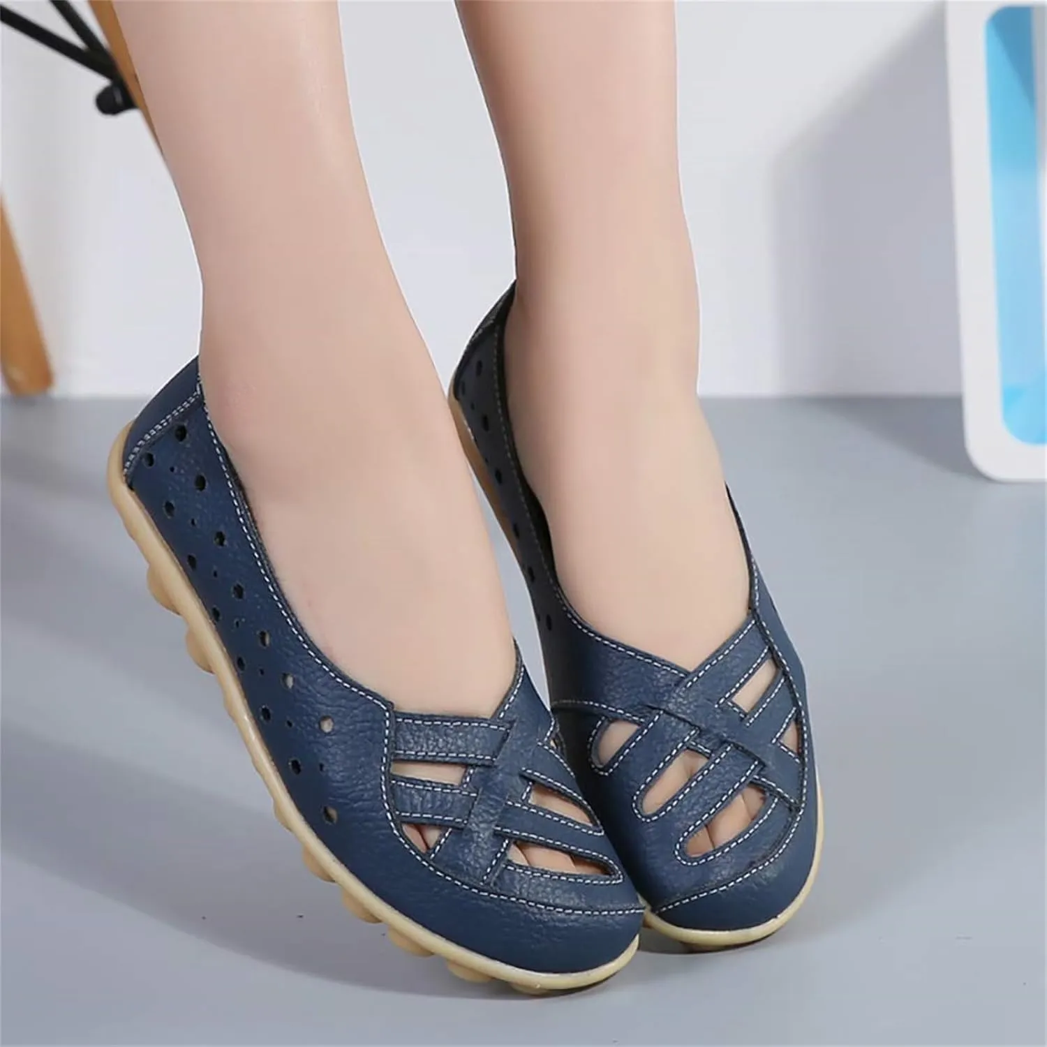 Womens Sandals Fashion Flats Closed Toe Sandals Lightweight Breathable Hollow Out Sandal Comfortable Leather Loafers Cross Walking Flat Shoes Summer Slip-On Shoes
