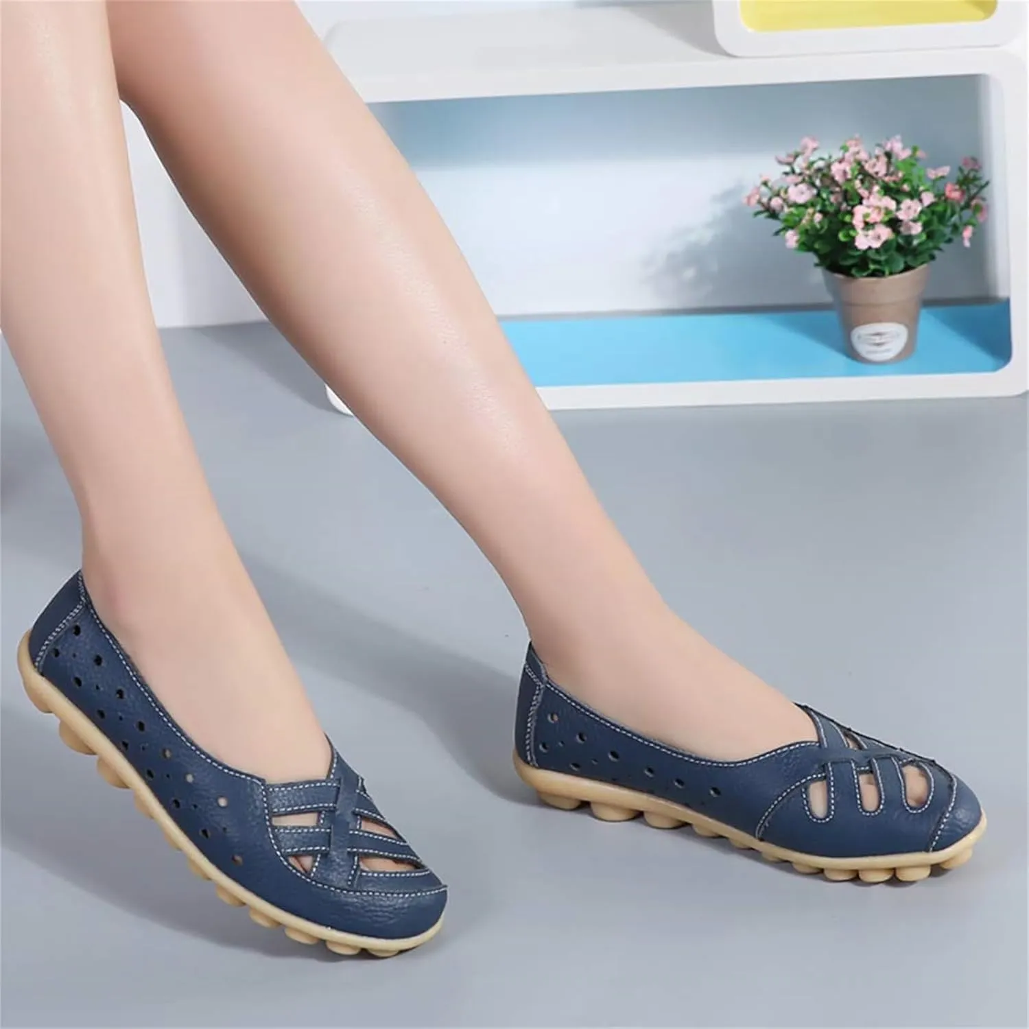 Womens Sandals Fashion Flats Closed Toe Sandals Lightweight Breathable Hollow Out Sandal Comfortable Leather Loafers Cross Walking Flat Shoes Summer Slip-On Shoes